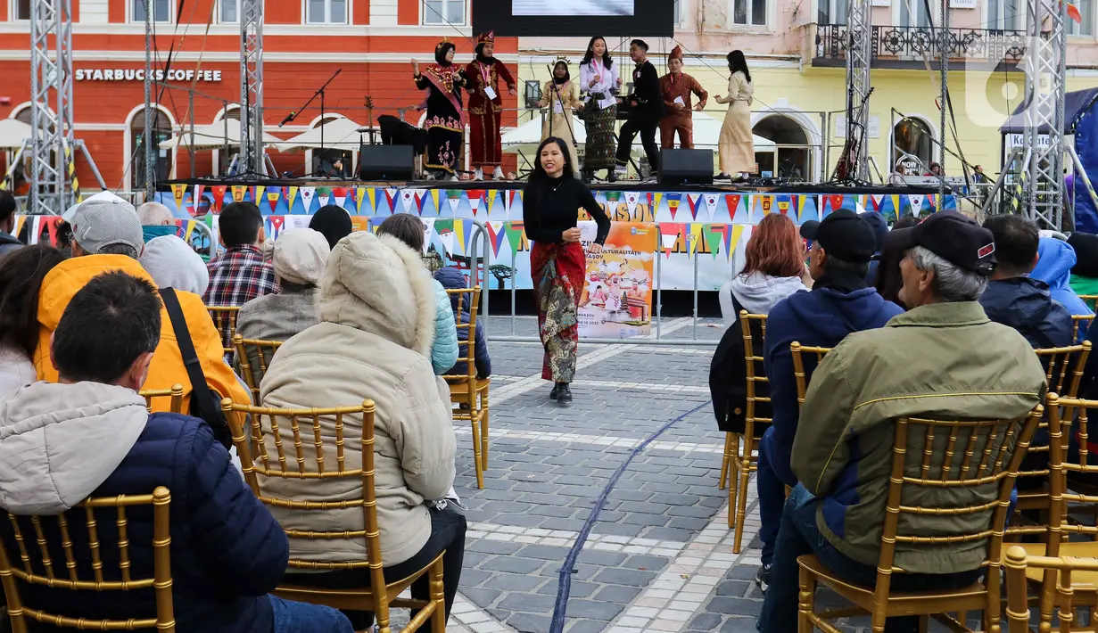 Pengunjung menyaksikan mahasiswa Indonesia dan staff KBRI Rumania membawakan tarian Indonesia pada acara Brasov Multicultural Day di Piata Sfatului, Brasov, Rumania, Minggu (8/10/2023). (Liputan6.com/Herman Zakharia)