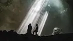 Pemandu goa memberikan penjelasan kepada wisatawan di dalam Goa Jomblang  di Gunung Kidul, Yogyakarta. Terletak di Desa Pacarejo, Kecamatan Semanu, Kabupaten Gunungkidul, Gua Jomblang menjadi salah satu destinasi wisata alam paling memukau di Yogyakarta. Gua vertikal bertipe collapse doline ini terbentuk akibat runtuhnya lapisan tanah dan vegetasi ribuan tahun lalu, menciptakan lubang raksasa dengan diameter sekitar 50 meter yang dikenal sebagai Luweng Jomblang. (merdeka.com/Arie Basuki)