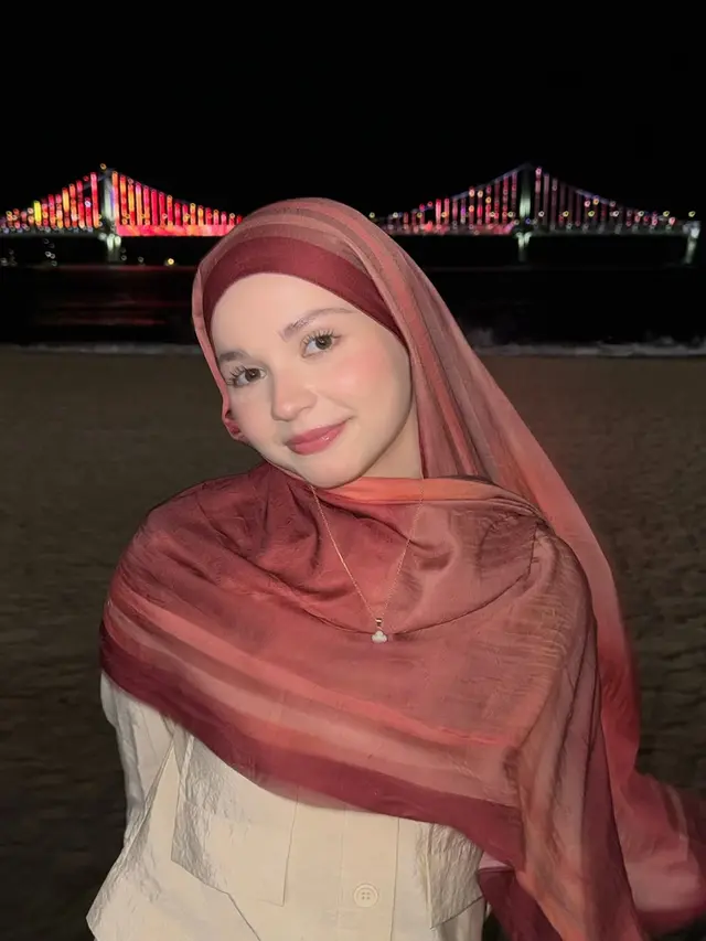 6 Potret Gaya Fashion Hijab Tugba Kiara, Aksesori Anting Bikin Look Stand Out
