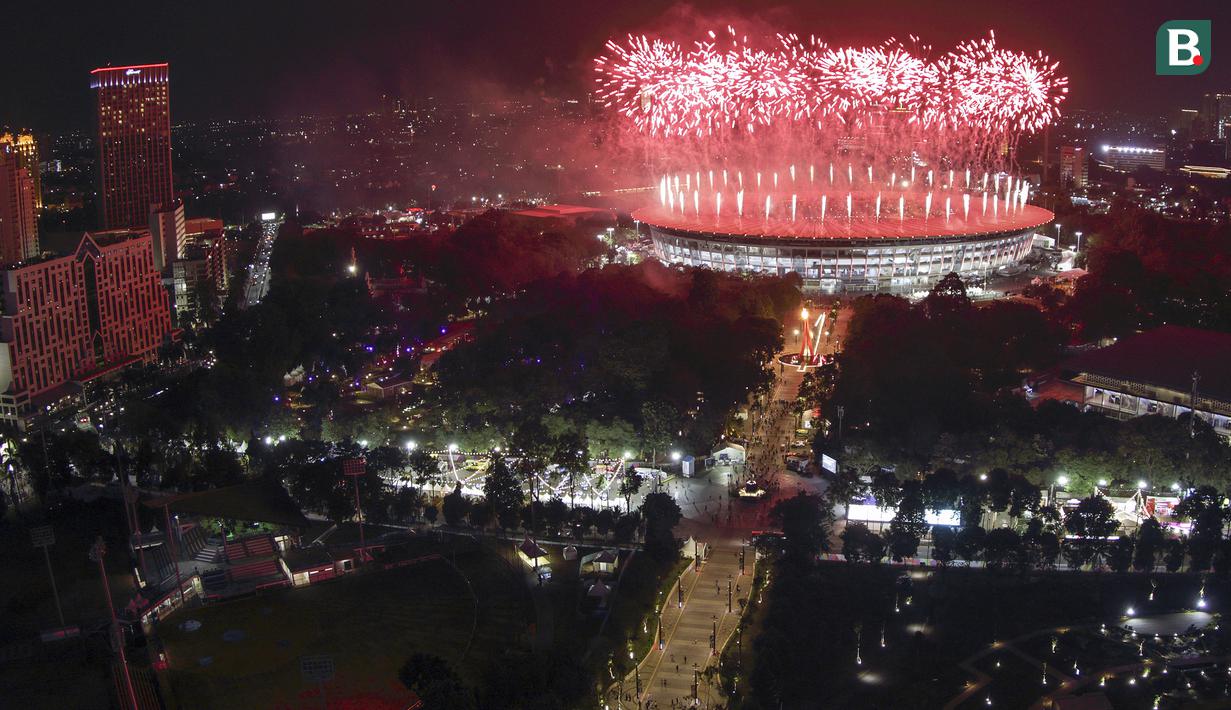 Suasana pesta kembang api saat pembukaan Asian Games di SUGBK, Jakarta, Sabtu, (18/8/2018). Pesta kembang api membuat langit Jakarta semakin gemerlap. (Bola.com/Peksi Cahyo)