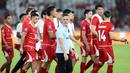 Pelatih kepala John Herdman bersama para pemain Timnas Indonesia berjalan meninggalkan podium setelah menerima medali runner up saat FIFA Series 2026 di tadion Utama Gelora Bung Karno, Senayan, Jakarta, Senin (30/03/2026). (Bola.com/M Iqbal Ichsan)