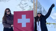 Swiss memang menjadi salah satu pilihan negara yang banyak dikunjungi para selebriti saat liburan. Begitu pula dengan Cut Tari dan Ersa Mayori yang memilih momen liburannya ke Swiss. Di sini keduanya pun mengunjungi Jungfraujoch yang merupakan salah satu tempat tertinggi di Swiss yang menyediakan banyak wisata. (Liputan6.com/IG/@cuttaryofficial)
