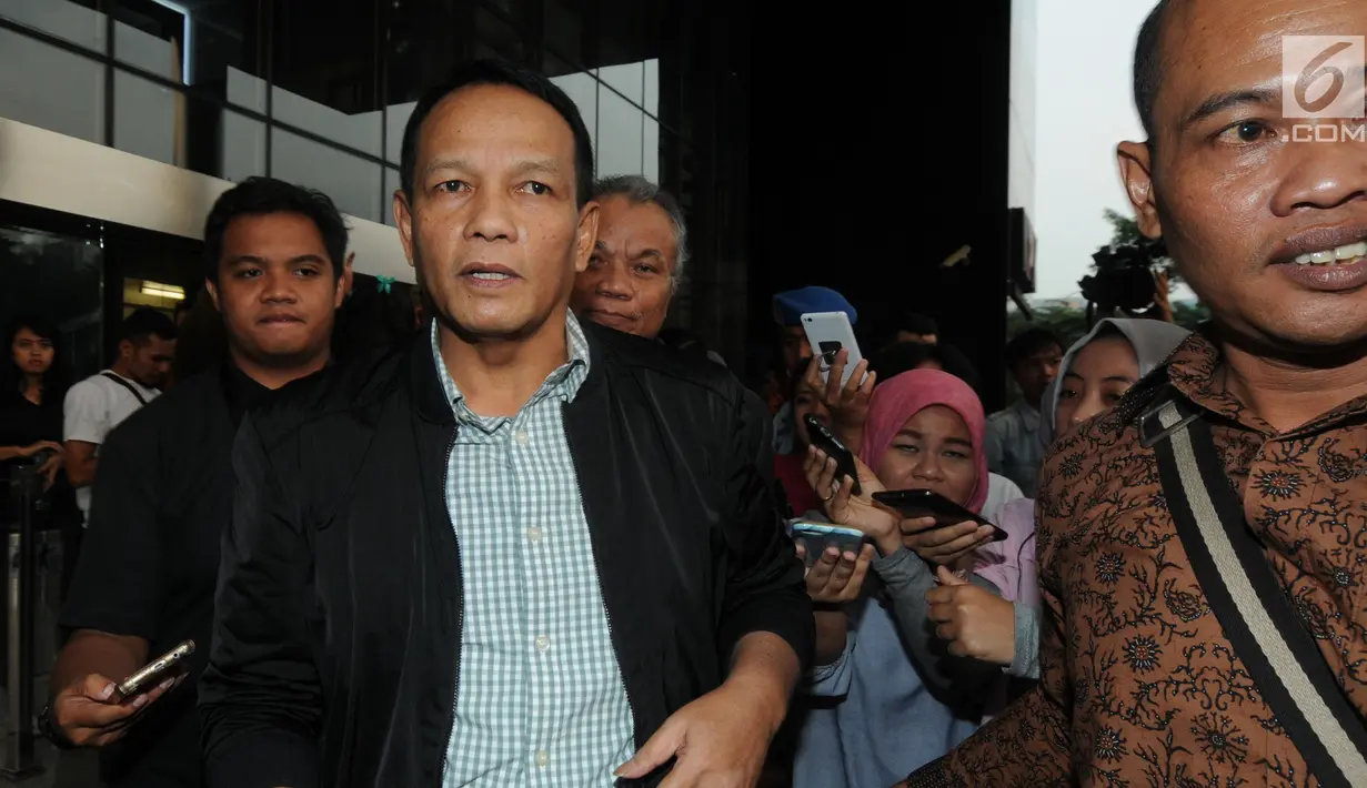 Mantan Kepala Staf TNI Angkatan Udara (Kasau) Marsekal (Purn) Agus Supriatna menjawab pertanyaan wartawan usai menjalani pemeriksaan di gedung KPK, Jakarta, Rabu (6/6). (Merdeka.com/Dwi Narwoko)