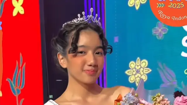 Leticia Joseph Raih Gelar Gadis Sampul 2025 kenakan mahkota. [@itssheilamj]