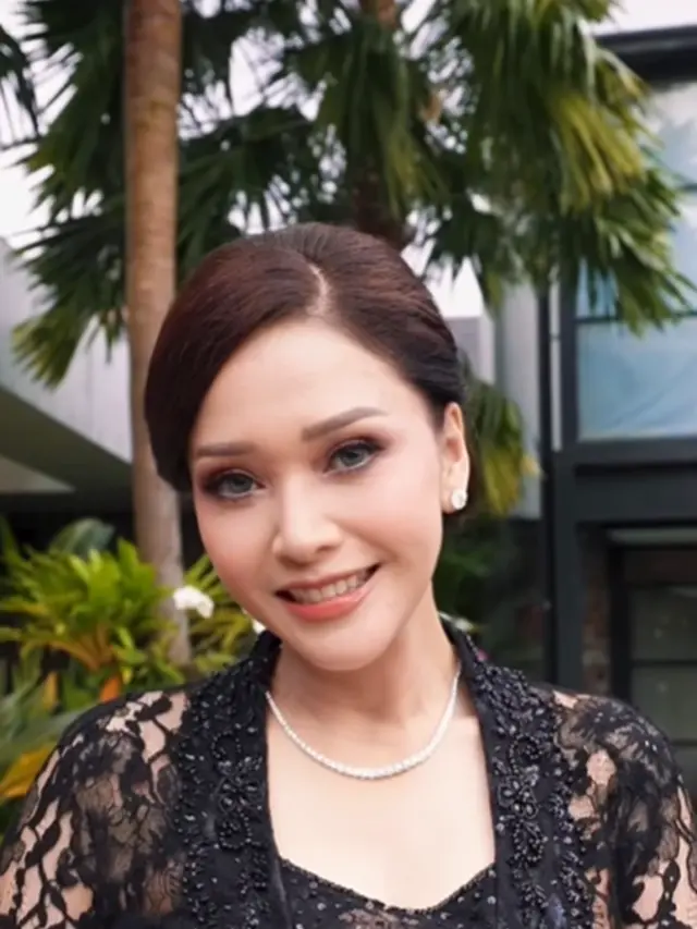 Model Kebaya Hitam Maia Estianty