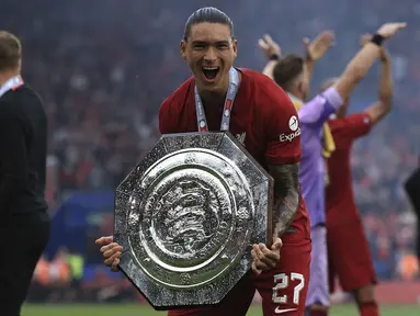 Pemain Liverpool, Darwin Nunez merayakan kemenangan timnya sambil membawa trofi Community Shield 2022/2023 usai mengalahkan Manchester City 3-1 di King Power Stadium, Sabtu (30/07/2022). (AP/Leila Coker)