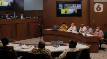 Ketua Komisi Pemilihan Umum (KPU), Hasyim Asy'ari (keempat kiri) saat mengikuti sidang pemeriksaan dugaan pelanggaran Kode Etik Penyelenggara Pemilu (KEPP) dengan pihak pengadu Nus Wakerkwa di Gedung Dewan Kehormatan Penyelenggara Pemilu (DKPP), Jakarta, Jumat (26/4/2024). (Liputan6.com/Herman Zakharia)