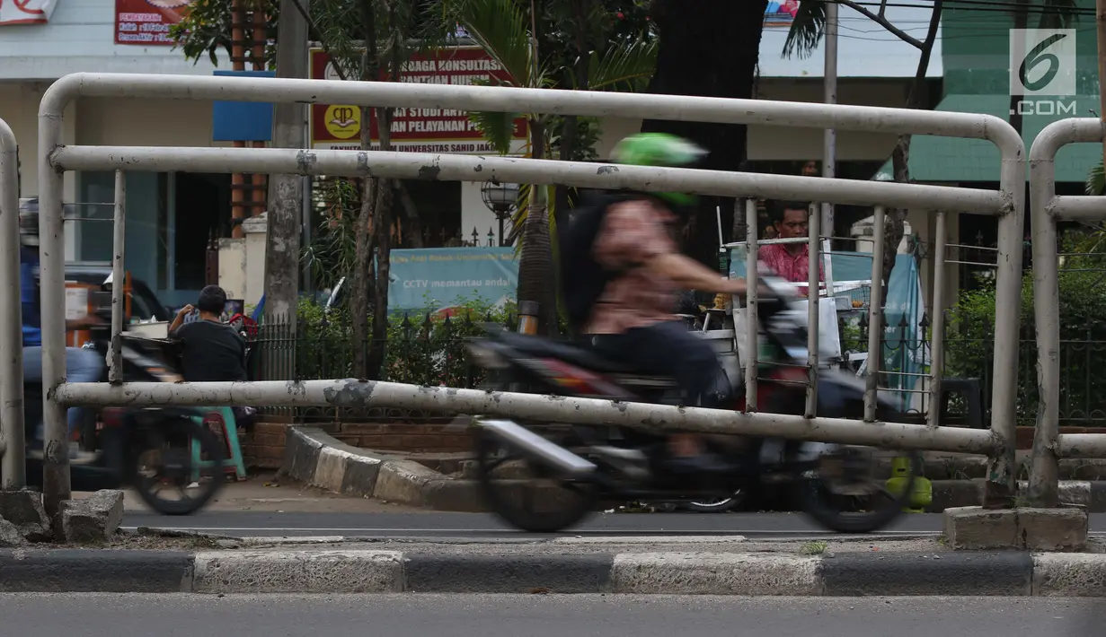 Salah satu ruas pembatas jalan Prof. DR. Soepomo terlihat bolong, Jakarta, Jumat (22/2). Kondisi pagar pembatas jalan di jalan Prof. DR. Soepomo mengalami kerusakan di beberapa titik. (Liputan6.com/Helmi Fithriansyah)