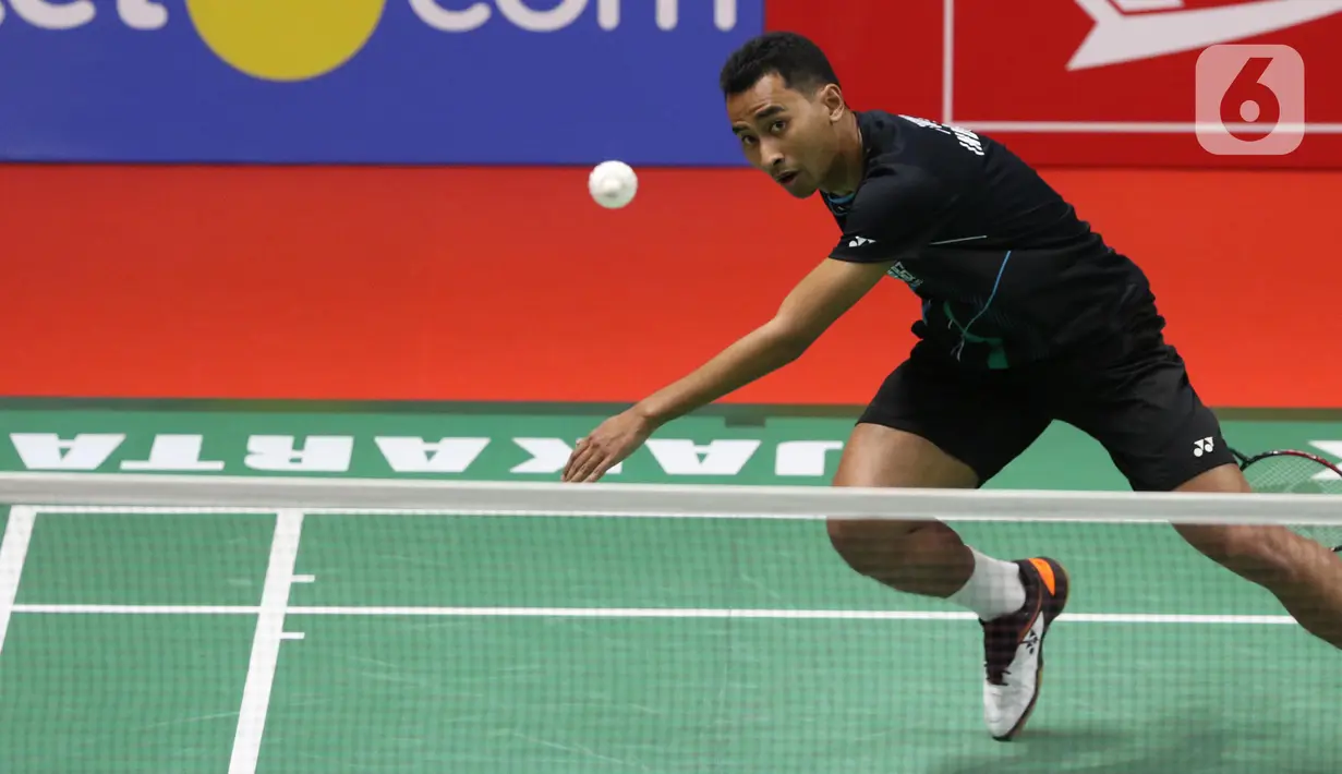Pebulutangkis Indonesia, Tommy Sugiarto berusaha mengejar kok saat babak kedua tunggal putra Indonesia Masters 2020 melawan Anthony Sinisuka Ginting di Istora GBK, Jakarta, Kamis (16/1/2020). Anthony Sinisuka Ginting unggul 21-16 21-15 dan melaju ke perempat final. (Liputan6.com/Helmi Fithriansyah)