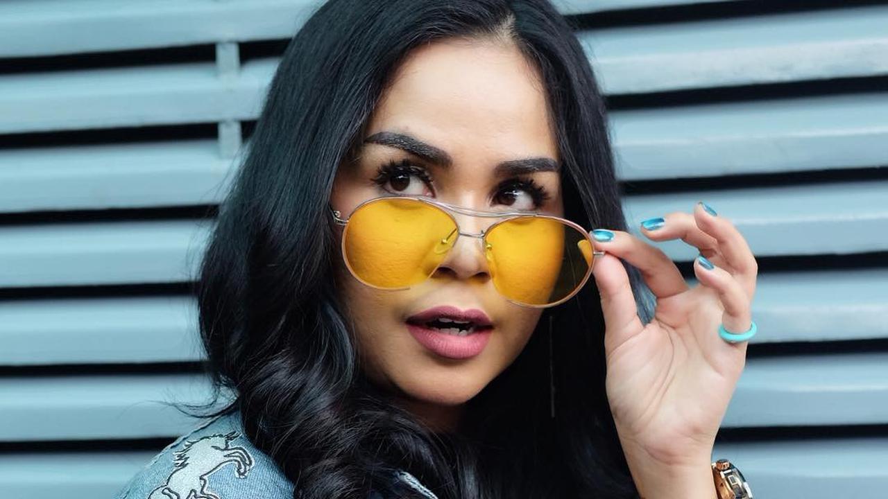 [Bintang] Makin Eksis di Geng Menteri Ceria, Ternyata Lipstik Ini Jadi Andalan Melanie Ricardo