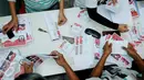 Sejumlah pekerja menyortir dan melipat surat suara Pilkada DKI Jakarta 2017 di Gudang Logistik KPU Jakarta Pusat, Senin (24/1). Total jumlah surat suara adalah 747.152 surat suara dengan 19.287 surat suara cadangan. (Liputan6.com/Gempur M Surya)