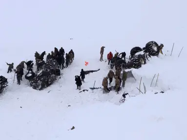 Tim penyelamat mencari korban salju longsor di Bahcesehir, Provinsi Van, Turki, Rabu (5/2/2020). Puluhan personel penyelamat Turki hilang dihantam salju longsor saat mencari korban salju longsor yang terjadi sehari sebelumnya. (DHA via AP)