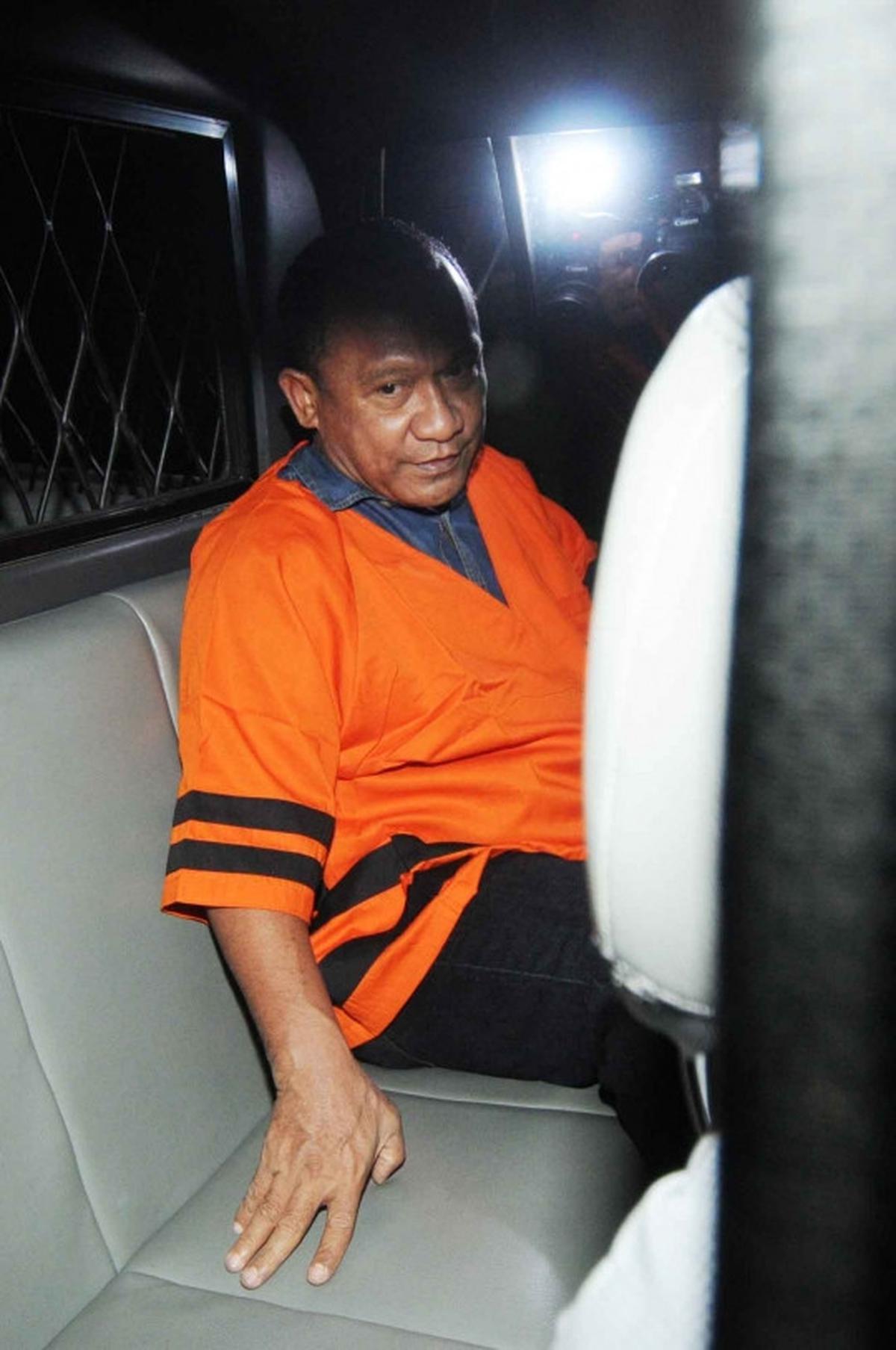 Resmi ditahan, tersangka Bupati Morontai bungkam seribu bahasa