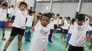Para atlet muda bulu tangkis sedang mengikuti Coaching Clinic di Gor ASA Cilegon, Banten, Sabtu (14/3/2015). Kegiatan ini sebagai pemasalan bulutangkis keseluruh Indonesia. (Liputan6.com/Helmi Afandi)