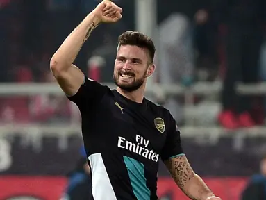 Pemain Arsena, Olivier Giroud mencetak Hat-trick saat Arsenal berhadapan dengan Olympiacos pada lanjutan Liga Champions leg kedua grup F di Stadion Georgios Karaiskakis, Piraeus, Athena, Kamis (10/12/2015).  (AFP Photo/Louisa Gouliamanki)