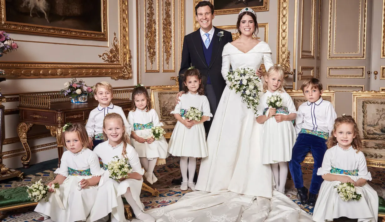 Gambar yang dirilis Istana Kensington pada 13 Oktober 2018, foto pernikahan Putri Eugenie dan Jack Brooksbank di Windsor Castle, Inggris. Putri Eugenie dan Jack Brooksbank berpose bersama flower boy dan flower girl. (Alex Bramall/Buckingham Palace via AP)