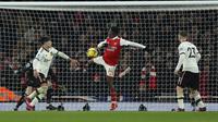 Pemain Arsenal Eddie Nketiah, tengah, mencetak gol ketiga timnya selama pertandingan sepak bola Liga Utama Inggris antara Arsenal dan Manchester United di stadion Emirates di London, Minggu, 22 Januari 2023. (AP Photo/Ian Walton)