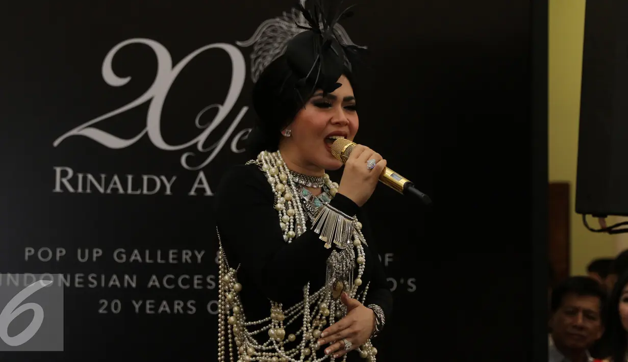 Penyanyi Syahrini membawakan 2 lagu dalam pembukaan Pop Up Gallery Senayan City, Jakarta (15/4). Fashion Nation tahun ini sekaligus merayakan 20 tahun perjalanan karier Rinaldy A Yunardi dalam industri fesyen Indonesia. (Liputan6.com/Herman Zakharia)
