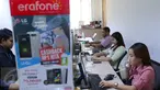 Suasana aktivitas pelayanan di call center erafon di Jakarta, Rabu (31/8). Erafone mengajak konsumen untuk lebih waspada terhadap penipuan online yang tengah marak saat ini (Liputan6.com/Angga Yuniar)