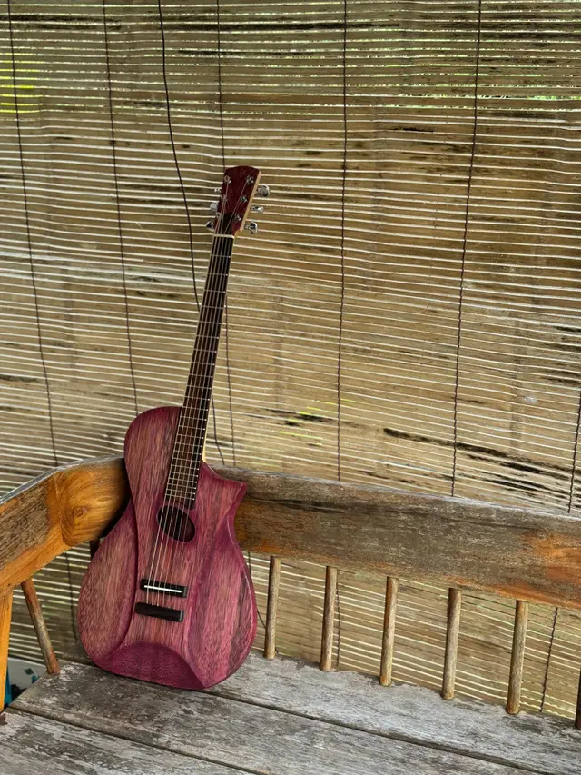 Cerita Aruma Bikin Gitar Akustik dari Bahan Rotan