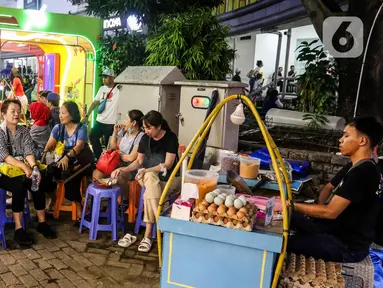 Warga menikmati suasana hari pertama Pekan Raya Jakarta atau Jakarta Fair 2025 di JIExpo Kemayoran, Jakarta, Kamis (19/6/2025). (Liputan6.com/Herman Zakharia)