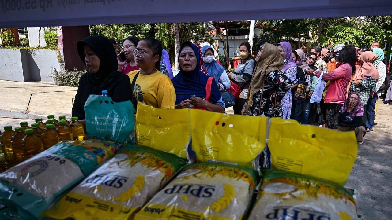 FOTO: Antrean Panjang di Surabaya, 10 Ton Beras Murah Ludes Diserbu Warga
