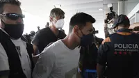 Pepe Costa (masker putih) saat menemani Lionel Messi dan keluarga tiba di bandara El Prat, Barcelona 10 Agustus 2021 (AFP/Joseph Lago).