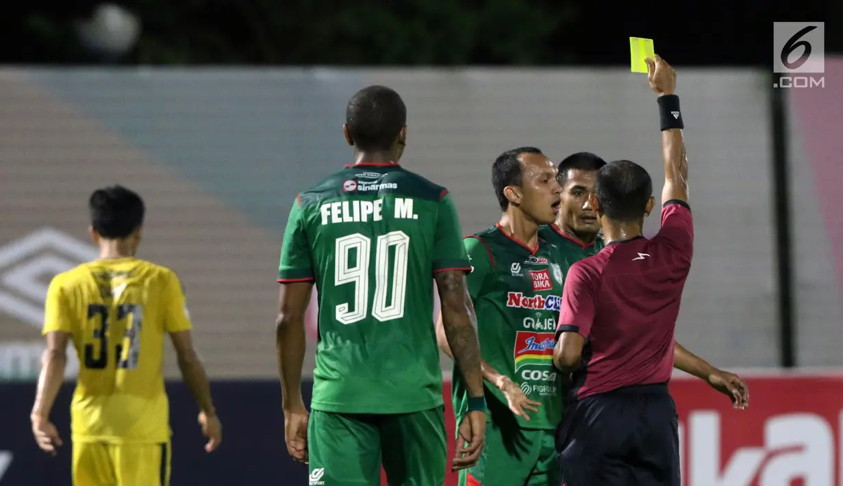 Pemain PSMS, Rchmad Hidayat melakukan protes kepada wasit saat melawan Bhayangkara FC pada lanjutan Go-Jek Liga 1 Indonesia bersama Bukalapak di Stadion PTIK, Jakarta, Jumat (3/8). Babak pertama Bhayangkara unggul 2-0. (Liputan6.com/Helmi Fithriansyah)