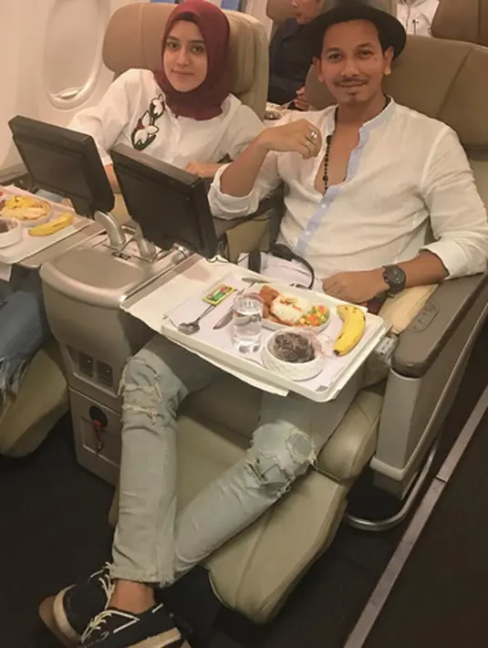 Keceriaan begitu terpancar pada pasangan yang menikah sejak 21 Mei silam. Beberapa foto bulan madu dibagikan oleh ibu satu anak itu dalam akun instagramnya. Salah satu keterangan foto lain, menikmati bulan madu enam hari. (Instagram/fairuzarafiq)