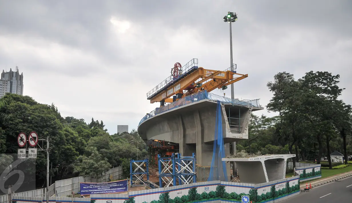 Proyek Simpang Susun Semanggi terus dikebut pengerjaannya, Jakarta, Rabu (23/2). Gubernur DKI Jakarta Basuki Tjahaja Purnama (Ahok) menargetkan proyek tersebut rampung pada Agustus 2017. (Liputan6.com/Yoppy Renato)