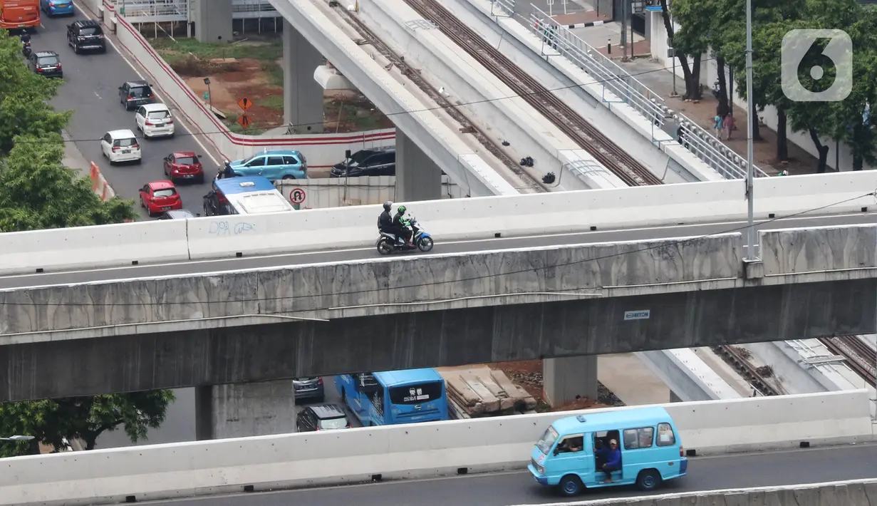 Pengendara sepeda motor melintasi jalan layang non tol (JLNT) Casablanca, Jakarta, Selasa (10/12/2019). Meskipun Sudah dilarang namun masih banyak para pengendara sepedah motor nekat memasuki jalur tersebut. (Liputan6.com/Angga Yuniar)