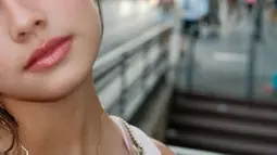 Selain gaya busananya yang menarik perhatian, foto-foto Maria juga menampilkan berbagai spot ikonik di Italia. Dari Colosseum yang megah hingga jalanan kota-kota di Italia yang indah, Maria berhasil menangkap esensi dari keindahan Italia dalam setiap jepretannya. (Liputan6.com/IG/@mariatheodoree)