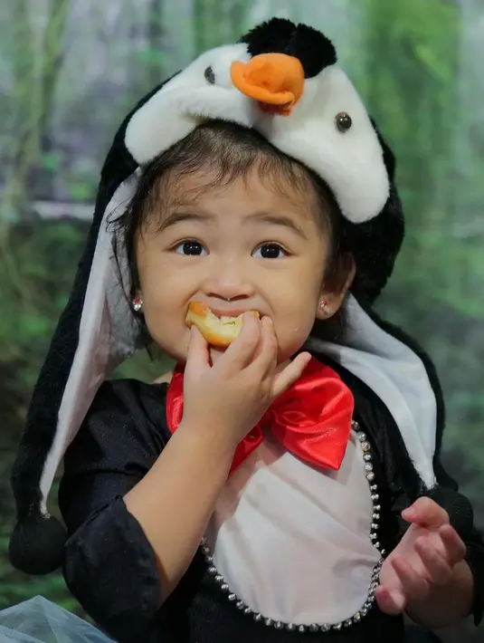 <p>Di sisi lain, Thania adik Thalia juga mencuri perhatian netizen. Pasalnya Thania terlihat lucu ketika sedang makan kue. [Foto: instagram.com @thaniaputrionsu]</p>