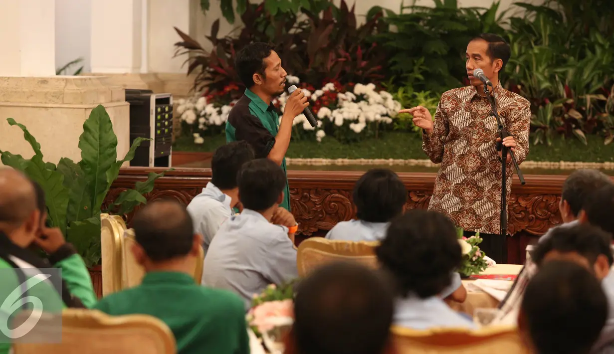 Presiden Joko Widodo menjawab pertanyaan supir angkutan umum saat acara makan siang di Istana Negara, Jakarta, Selasa (1/9/2015). Setidaknya ada 100 para pekerja di sektor transportasi yang diundang dalam jamuan tersebut. (Liputan6.com/Faizal Fanani)
