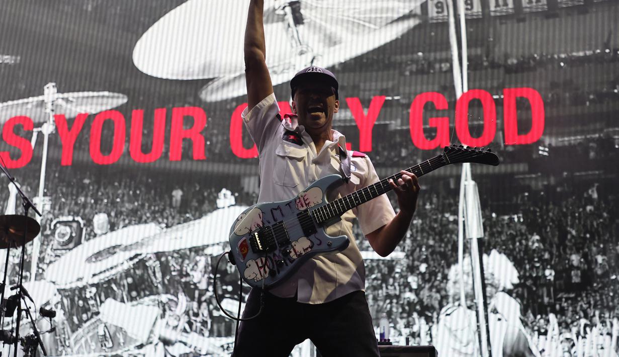 Aksi gitaris Rage Against the Machine, Tom Morello di atas panggung di Madison Square Garden di New York City (8/8/2022). RATM membawakan lagu seperti "Bombtrack," "Bulls On Parade," "Bullet in the Head," "Testify," "Freedom," "Killing in the Name," dan banyak lagi, dan mereka melakukan cover lagu mereka. Bruce Springsteen "The Ghost of Tom Joad." (Theo Wargo/Getty Images/AFP)