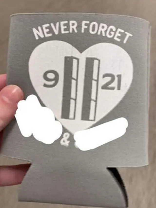 Suvenir dari acara pernikahan bertema 9/11 (Reddit/@beckpatton)