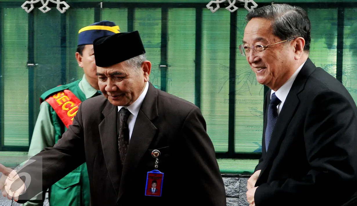 Ketua Majelis Permusyawaratan Tiongkok Yu Zhengseng (kanan) tiba di Masjid Istiqlal, Jakarta, Senin (27/7). Yu Zengsheng senang melakukan kunjungan ke Indonesia, kekagumannya terhadap toleransi antarumat beragama. (Liputan6.com/Herman Zakharia)