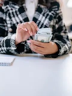 Metode 50/30/20 bisa menjadi panduan sederhana untuk membagi penghasilan sesuai kebutuhan, keinginan, dan tabungan. [Dok/Pexels.com/Yan Krukau]
