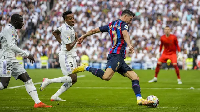 Foto: Barcelona Keok dari Real Madrid di Laga El Clasico Perdana Robert Lewandowski