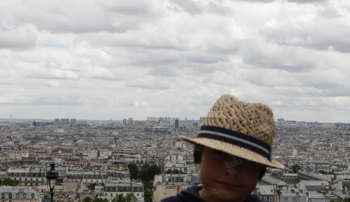 Untuk mengunjungi Montmartre, para wisatawan bisa turun di stasiun Metro Abbesses dari tinggal berjalan kaki sejauh 500 meter. (Bola.com/Vitalis Yogi Trisna)