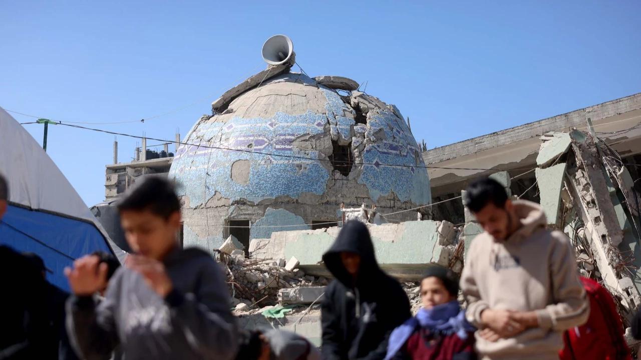 FOTO: Salat Jumat Pertama Ramadan di Tengah Reruntuhan Gaza