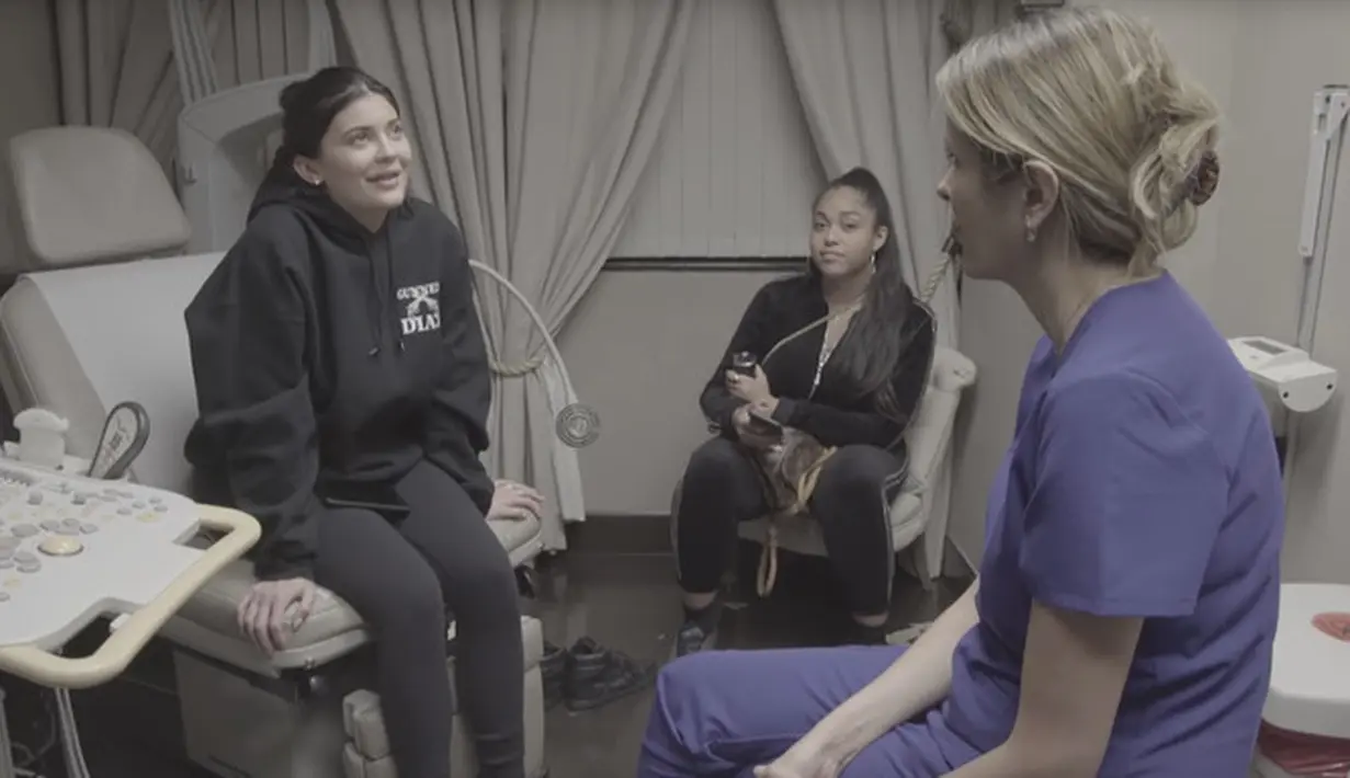 Kylie Jenner sendiri kini membutuhkan persetujuan dokter sebelum ia memulai aktivitas fisik (Youtube)