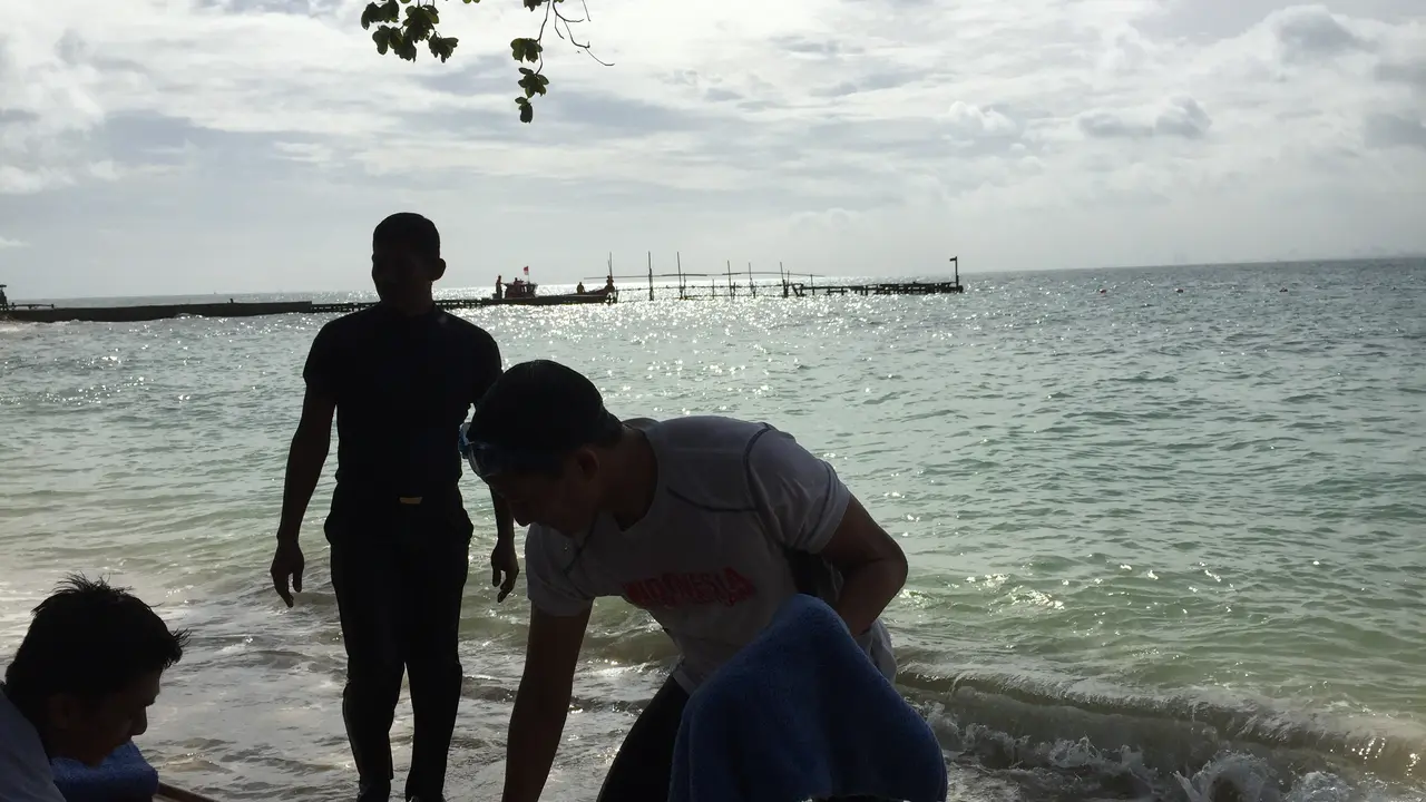 Sandiaga Uno berenang di Pulau Bidadari