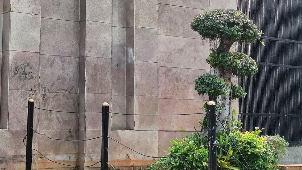 Tembok dan pagar Gedung Dewan Perwakilan Rakyat (DPR) terlihat mulai diperbaiki pada Jumat (23/8/2024). Tembok dan pagar Gedung DPR itu telah menjadi sasaran kemarahan ketika buruh, mahasiswa, dan berbagai elemen masyarakat berunjuk rasa menolak revisi UU