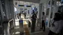 Penumpang melakukan tapping e-ticketing di gate in Halte Bus Transjakarta Bundaran Hotel Indonesia (HI), Jakarta, Senin (25/3). Halte Bundaran HI menjadi halte Transjakarta pertama yang terintegrasi fisik secara langsung dengan stasiun Moda Raya Terpadu (MRT). (Liputan6.com/Faizal Fanani)