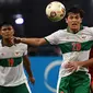 Setelah tertinggal, Singapura gencar menekan pertahanan Indonesia. Namun peran Alfeandra Dewangga sebagai pemutus serangan di lini tengah Timnas Garuda masih mampu meredamnya. Hingga babak pertama usai skor 1-0 masih bertahan. (AFP/Roslan Rahman)