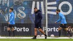 Pelatih FC Porto Sergio Conceicao (tengah) mengambil bagian dalam sesi latihan jelang menghadapi AC Milan pada pertandingan Grup B Liga Champions di FC Porto's Olival, Vila Nova de Gaia, Portugal, 2 November 2021. Porto akan melawan AC Milan pada 4 November 2021. (FERNANDO VELUDO/AFP)