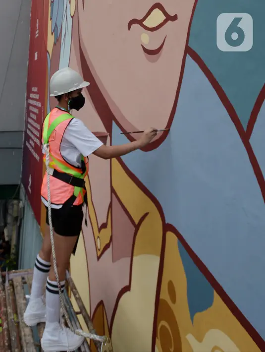 Muralis perempuan menyelesaikan pembuatan mural pada dinding di kawasan Juanda, Jakarta, Rabu (16/6/2021). Cat yang digunakan setara dengan kemampuan pohon menyerap zat polutan/berbahaya sekaligus membersihkan udara. (merdeka.com/Imam Buhori)