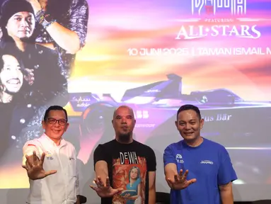 Direktur Bisnis dan Operasional PT Jakarta Propertindo (Perseroda) atau Jakpro, Adi Adnyana bersama Personil Dewa 19, Ahmad Dhani, foto bersama setelah memberikan keterangan pers terkait Jakarta E-Prix 2025 di Taman Ismail Marzuki (TIM), Jakarta Pusat, Selasa (10/6/2025). Formula E dipastikan semakin meriah dengan kehadiran Dewa 19 All Stars sebagai penampil utama. (Bola.com/M Iqbal Ichsan)