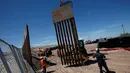 Pekerja memasang pagar pembatas yang merupakan bagian dari dinding perbatasan AS-Meksiko di Sunland Park, AS (09/9). AS dan Mexico dipisahkan oleh sekat teritorial yang menandakan wilayah kedaulatan masing-masing negara. (REUTERS/Jose Luis Gonzalez)